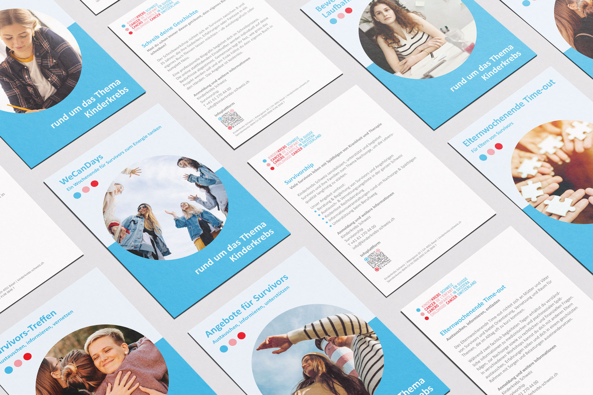 Flyer im Raster nebeneinander auf Tisch gelegt