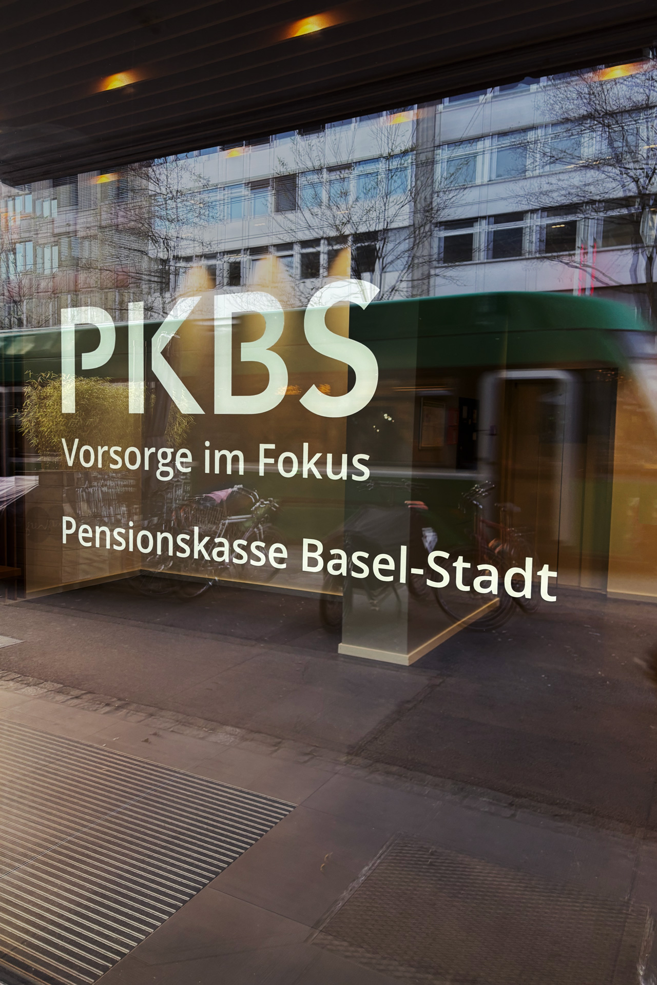 Logo an Eingang Folienbeschriftung PKBS